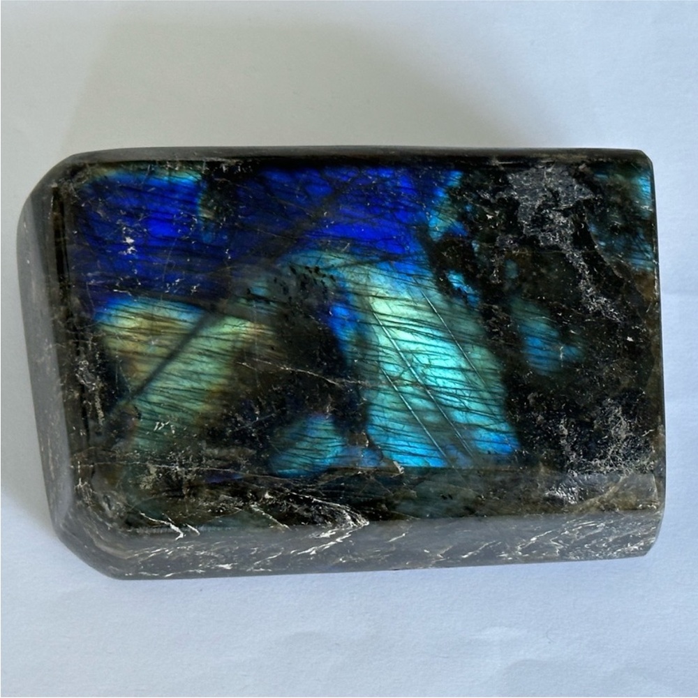 Self standing labradorite